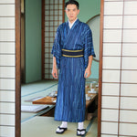 homme en kimono bleu