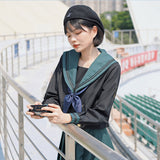 Femme en uniforme japonais